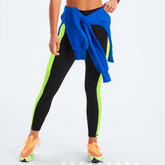 Fabletics Black Matching Workout Set - Picture 3 of 9